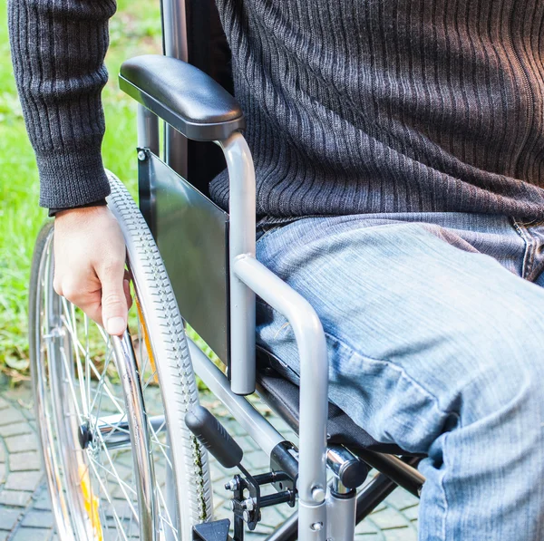 Homem usando sua cadeira de rodas — Fotografia de Stock