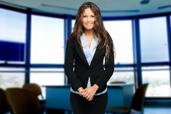 Geschäftsfrau posiert im Büro — Stockfoto