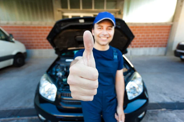 Mechanic giving thumbs up — Stock Photo, Image