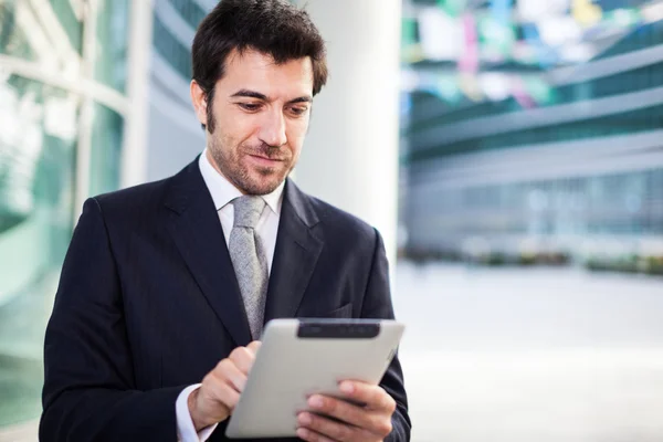 Zakenman met zijn tablet pc — Stockfoto