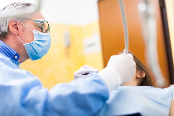 Zahnärztin heilt Patientin — Stockfoto