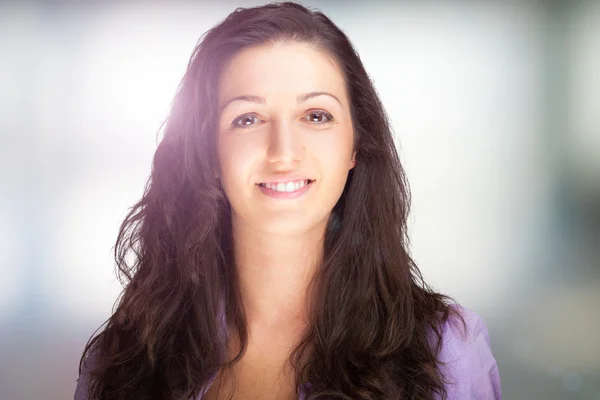 Joven mujer sonriendo —  Fotos de Stock