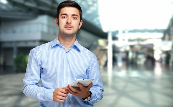 Empresario usando tableta al aire libre — Foto de Stock