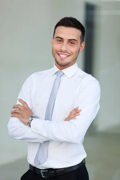 Empresario con los brazos doblados — Foto de Stock