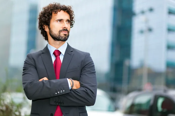 Geschäftsmann mit verschränkten Armen — Stockfoto