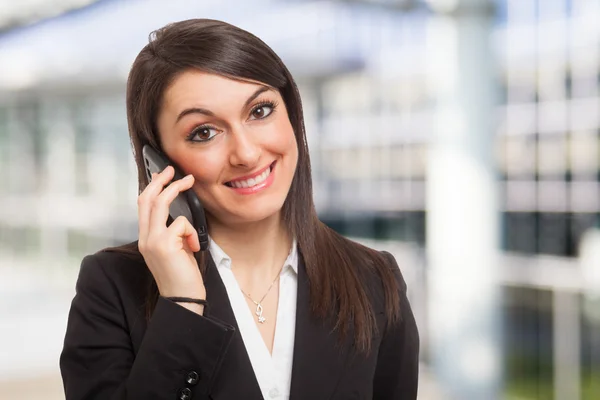 Frau telefoniert — Stockfoto