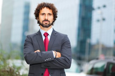 bir kentsel ortamda yakışıklı işadamı