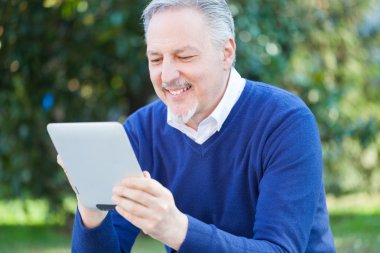 Onun tablet vasıl görünen adam