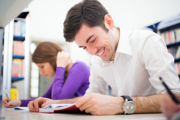 Estudiante sonriente leyendo libro — Foto de Stock