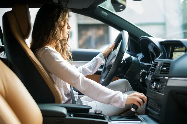 Donna che guida la sua auto — Foto Stock