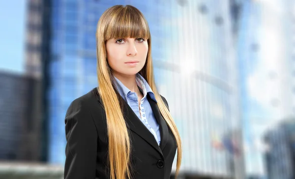 Businesswoman in modern urban setting — Stock Photo, Image