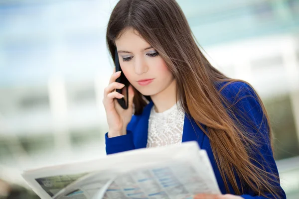 Beautiful woman reading newspaper — Stock Photo, Image