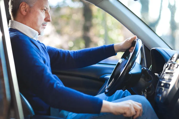 Homme conduisant sa voiture — Photo