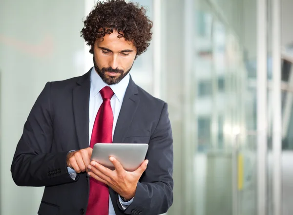 Empresário usando seu tablet digital — Fotografia de Stock