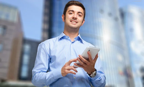 Affärsman som arbetar på sin tablett — Stockfoto