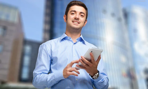 Geschäftsmann arbeitet an seinem Tablet — Stockfoto