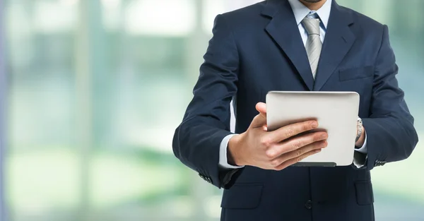 Man using tablet computer — Stock Photo, Image