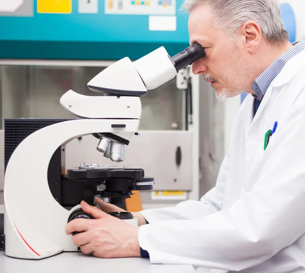 Cientista usando microscópio — Fotografia de Stock