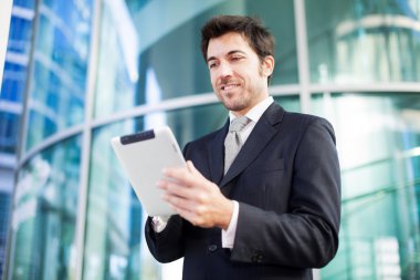 tablet bilgisayarıyla işadamı