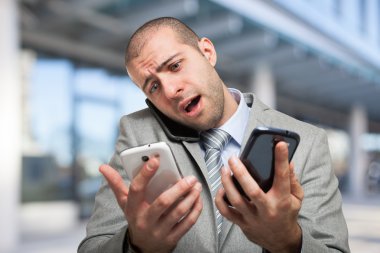 Birçok telefonla konuşan işadamı vurguladı