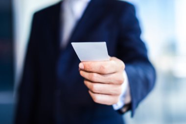 iş kartı veren işadamı