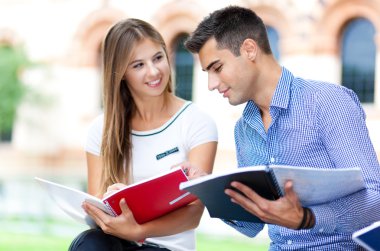 Öğrenciler birlikte okuyorlar.