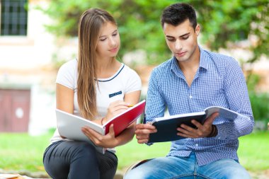 Öğrenciler birlikte okuyorlar.