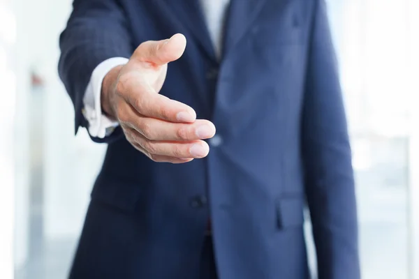 Geschäftsmann reicht Handschlag — Stockfoto