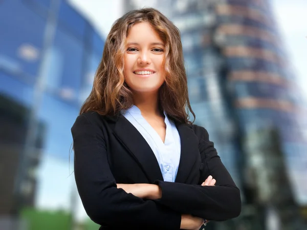 Glimlachende zakenvrouw buiten — Stockfoto
