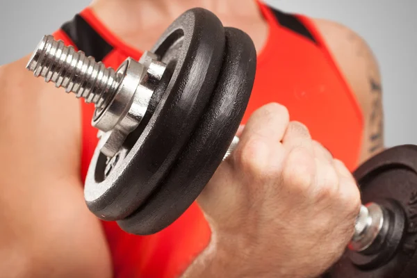 Culturista usando mancuerna para entrenar — Foto de Stock