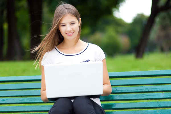 Mulher usando computador portátil ao ar livre — Fotografia de Stock