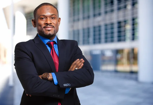 Jonge zwarte zakenman buiten — Stockfoto