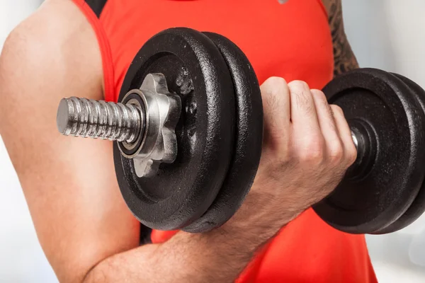 Bodybuilder using dumbbell to work out — Stock Photo, Image