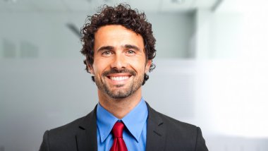 yakışıklı gülümseyen iş adamı