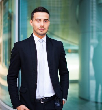 yakışıklı gülümseyen iş adamı