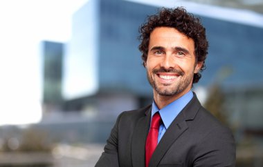 yakışıklı gülümseyen iş adamı