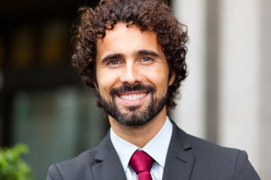 yakışıklı gülümseyen iş adamı