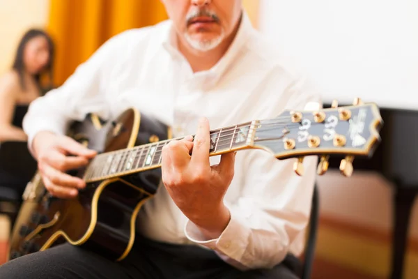 Guitarrista tocando uma guitarra de topo de arco — Fotografia de Stock