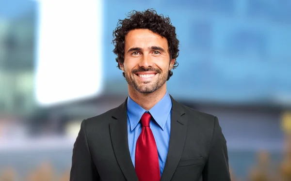 Bonito homem de negócios sorridente — Fotografia de Stock