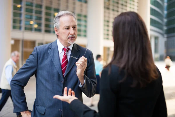 Mensen uit het bedrijfsleven bespreken — Stockfoto