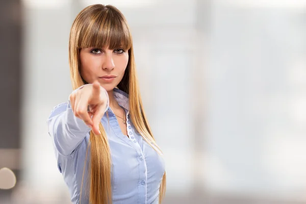 Retrato de mujer señalando su dedo — Foto de Stock