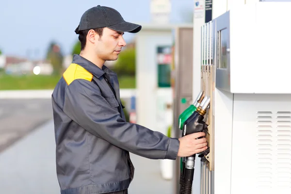 Mosolygó munkavállaló benzinkút — Stock Fotó