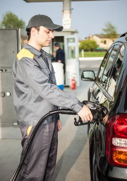 Gas station begeleider op het werk — Stockfoto