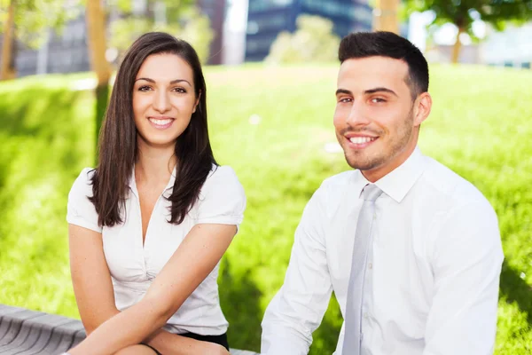 Smilende forretningsfolk – stockfoto