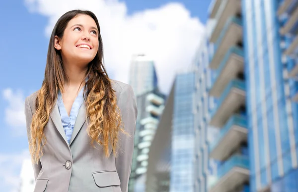 Femme d'affaires souriante en milieu urbain — Photo