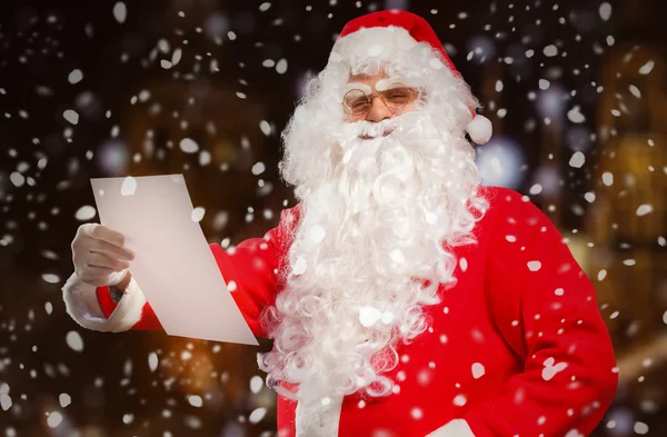 Kerstman leest een brief voor — Stockfoto