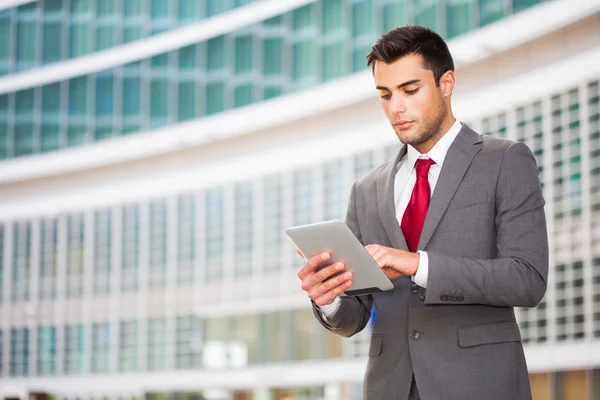 Uomo d'affari che utilizza il suo tablet digitale — Foto Stock