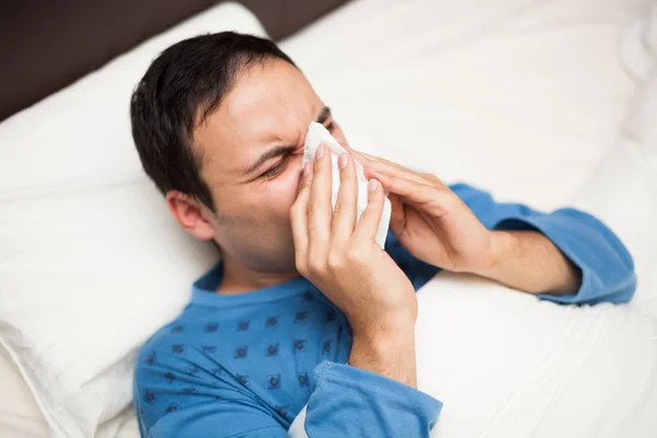 Ill man blowing his nose — Stock Photo, Image