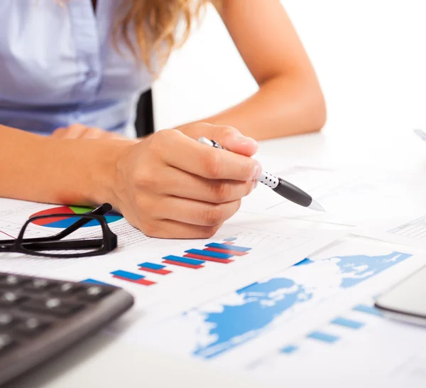 Frau bei der Arbeit im Büro — Stockfoto