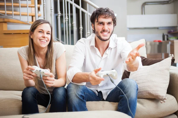 Пары, играющие в видеоигры — стоковое фото